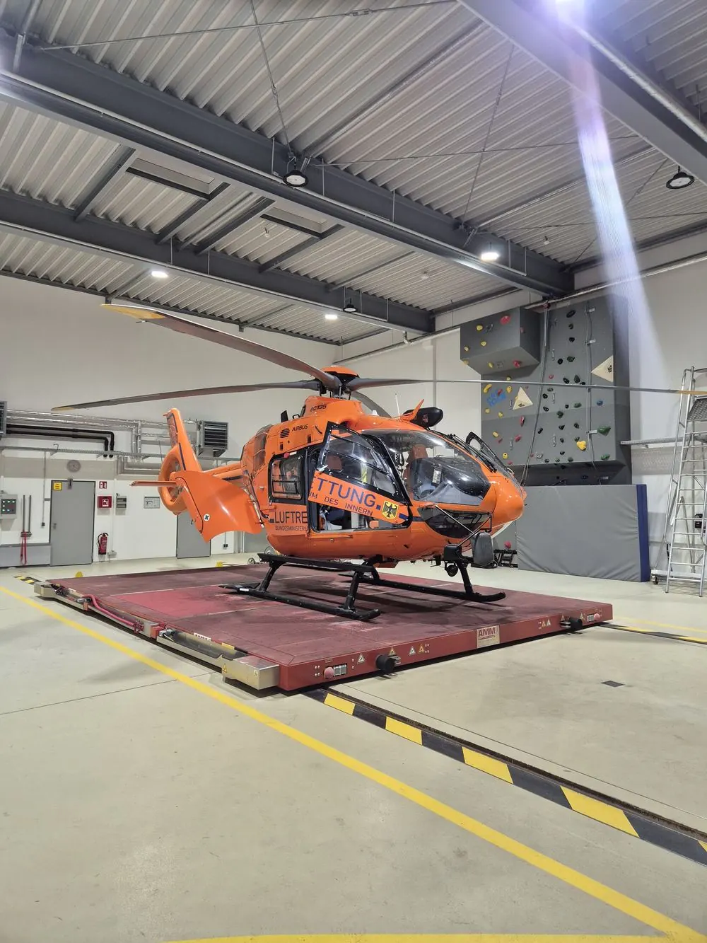 Christoph 17 bei Nacht im Hangar