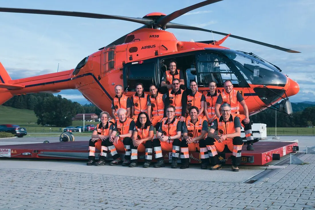 Die Crew von Christoph 17 vor dem Hubschrauber
