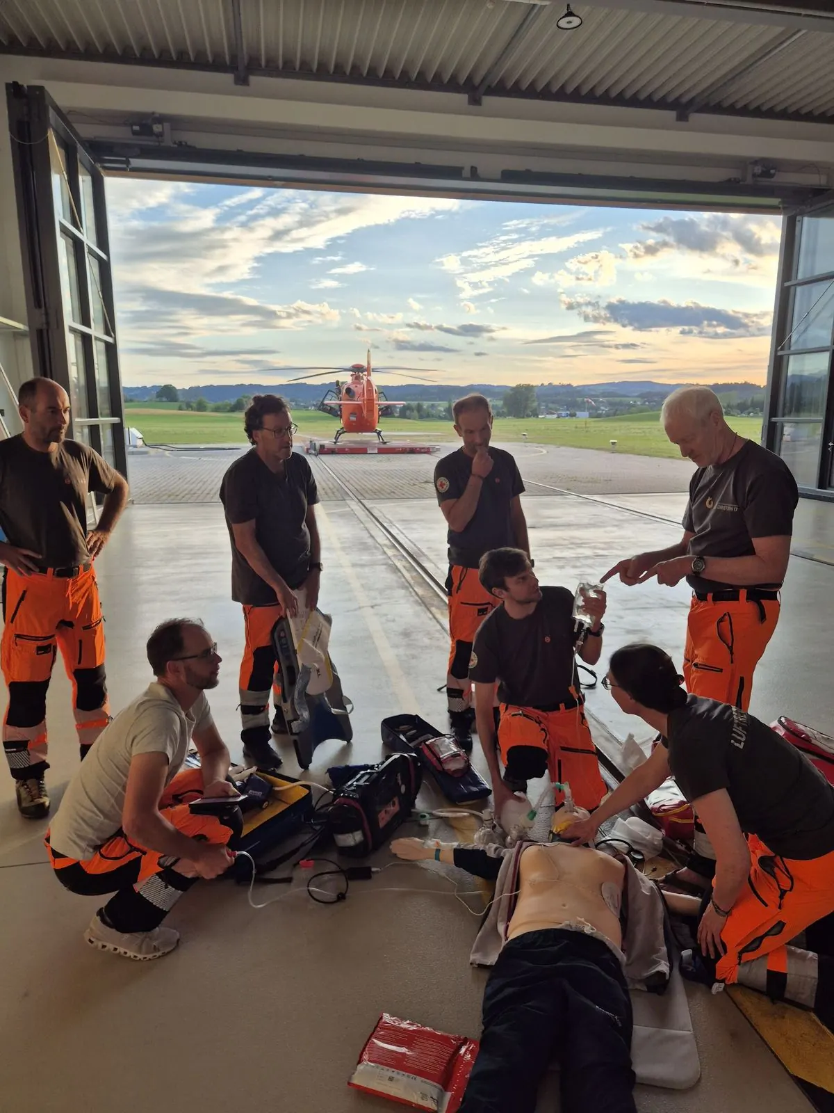 Übung im Hangar, Hubschrauber im offenen Tor